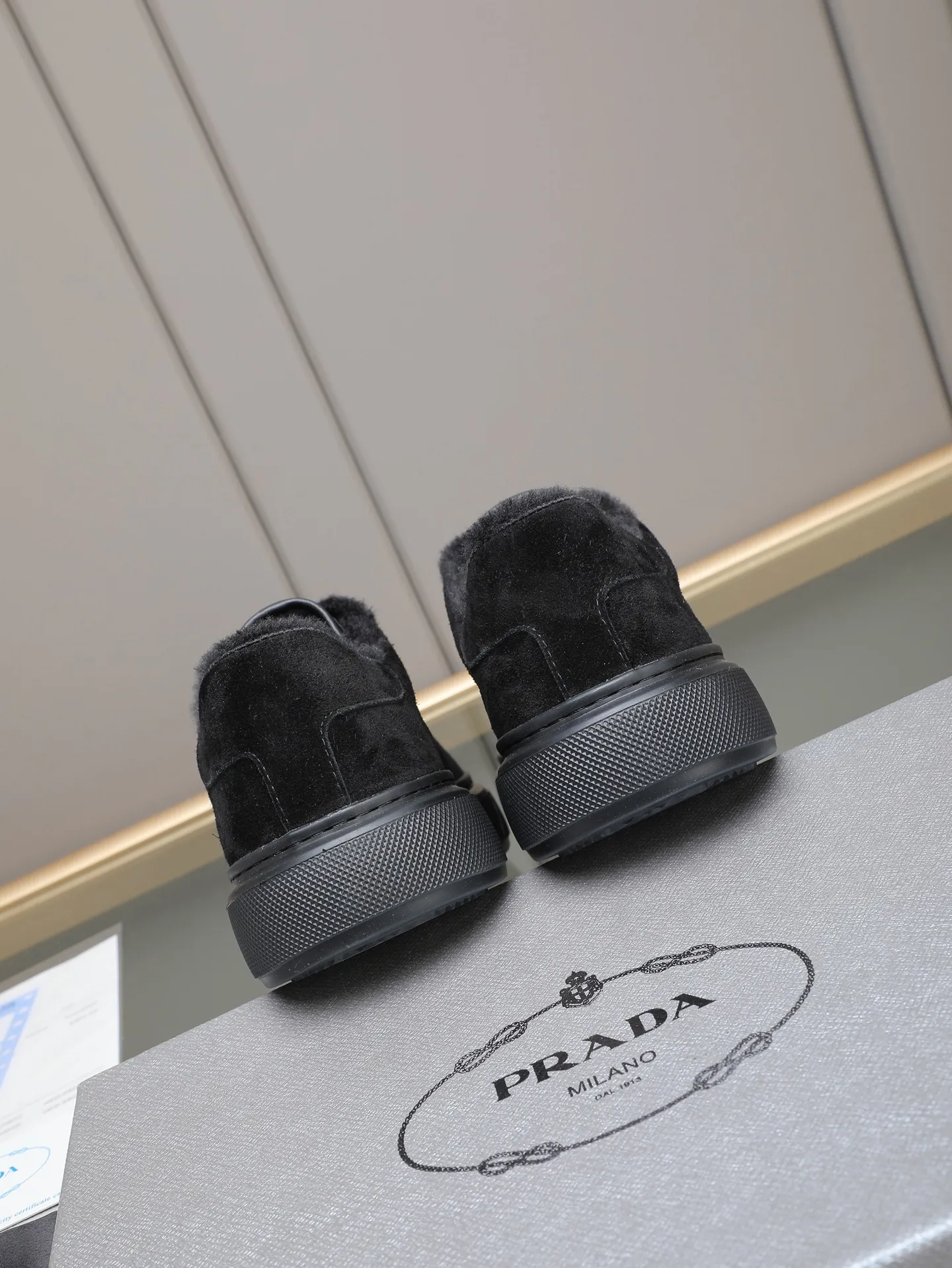 PP440 Prada/Prada men's new casual shoes, this upper is made of imported calfskin + velvet lining! The outside is decorated with the P family's classic metal triangle enamel logo, and the outsole is made of non-slip sports foam ultra-light outsole, which feels good on the feet and is a fashionable and fashionable item! Four colors to choose from!  Size: 38-44 (45 customized)